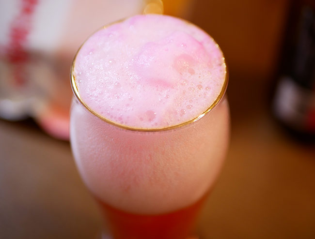 ジンジャービール　泡もピンク